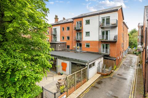 2 bed property, in Lime Grove, £215,000