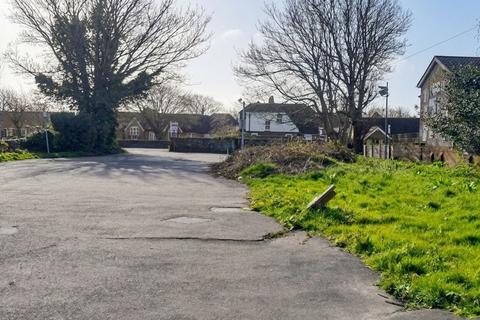 1 bed property, in High Street, £200,000