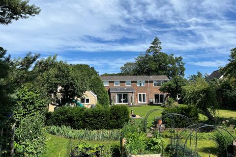 4 bed property, in Hale, £950,000