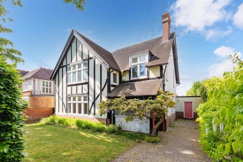 4 bed property, in Linden Avenue, £850,000