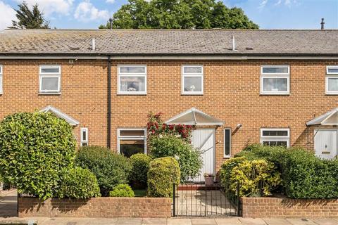 3 bed property, in Cambridge Drive, £585,000