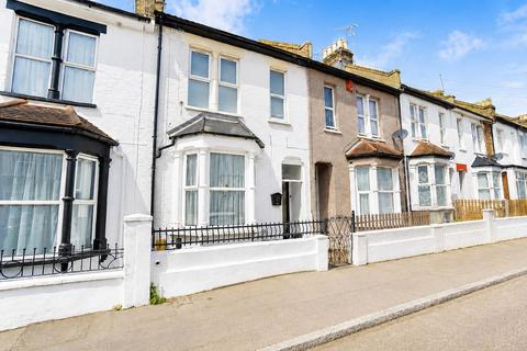 1 bed property, in Albert Road, £150,000