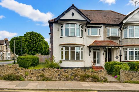 4 bed property, in York Road, £500,000