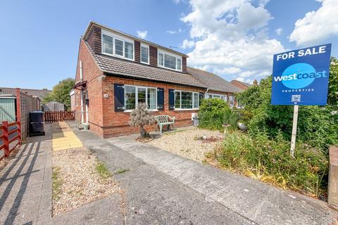 3 bed property, in Ashcott Close, £275,000