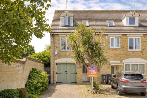 3 bed property, in Vale Place, £284,995