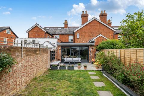 4 bed property, in Reading Road, £800,000