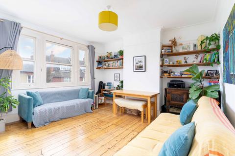 2 bed property, in Thornlaw Road, £550,000
