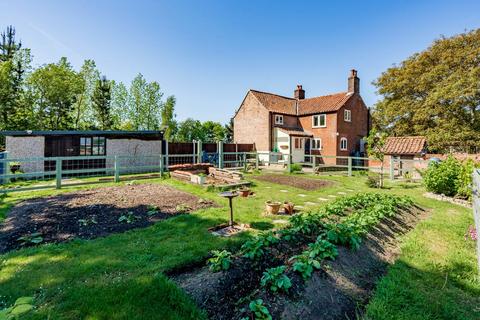 2 bed property, in Back Road, £340,000