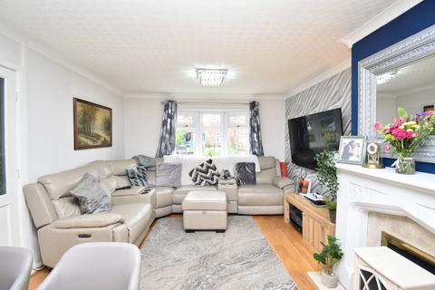 3 bed property, in Black Dentons Place, £190,000