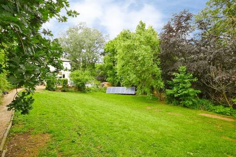 3 bed property, in Selham Road, £495,000