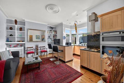 2 bed property, in Upper Richmond Road West, £925,000