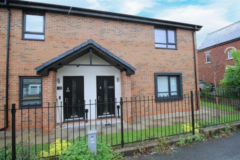 1 bed property, in Hyde Road, £140,000