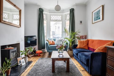 2 bed property, in Aubrey Road, £425,000