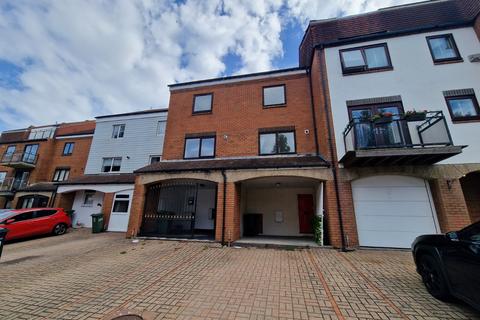 4 bed property, in Ferry Road, £290,000