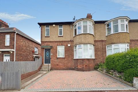 2 bed property, in Whickham View, £95,000
