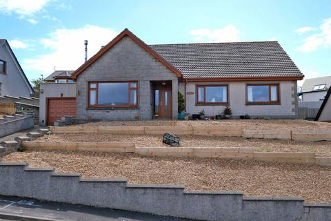 3 bed property, in Bayview Road, £265,000