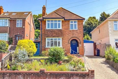 3 bed property, in Hemdean Road, £599,995