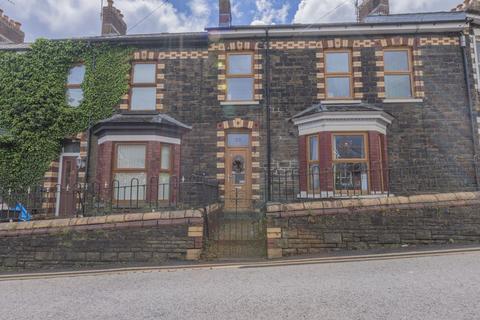 3 bed property, in Victoria Road, £200,000