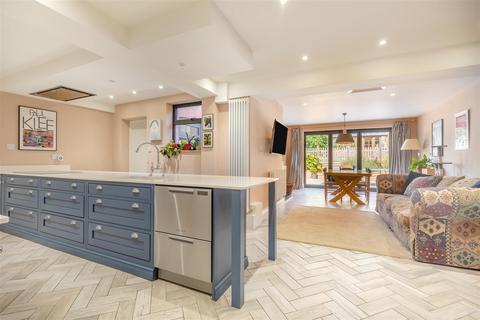 5 bed property, in Blundells Avenue, £750,000