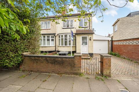 3 bed property, in Ridgeway Avenue, £350,000