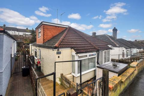 2 bed property, in Hamilton Road, £210,000