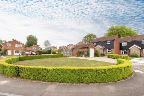 4 bed property, in Kensington Close, £450,000