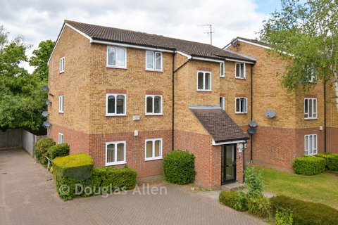 2 bed property, in Frazer Close, £280,000