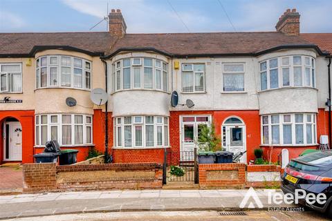 3 bed property, in Mayfair Gardens, £660,000