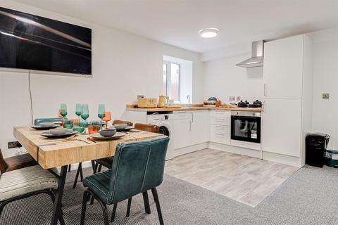 6 bed property, in Stanley Street, £340,000
