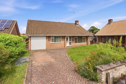 3 bed property, in Pine Tree Close, £295,000