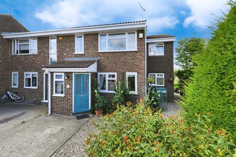 4 bed property, in Bolingbroke Close, £395,000