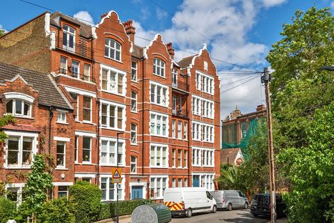 1 bed property, in Cormont Road, £325,000
