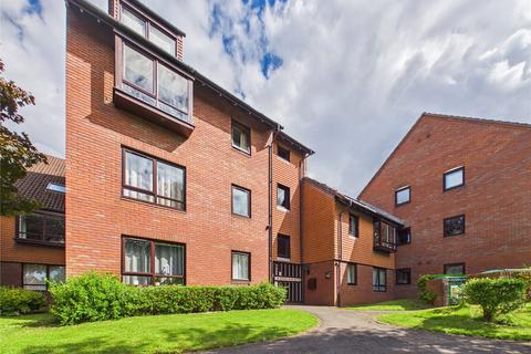 2 bed property, in Marina Gardens, £200,000