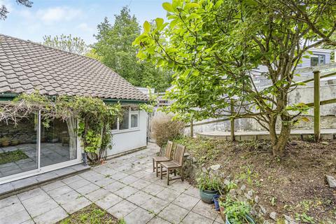 2 bed property, in Christina Park, £250,000