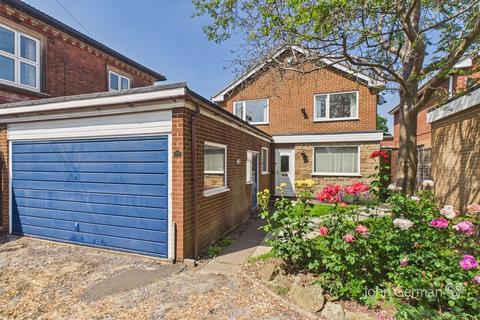 4 bed property, in Ashby Road, £325,000
