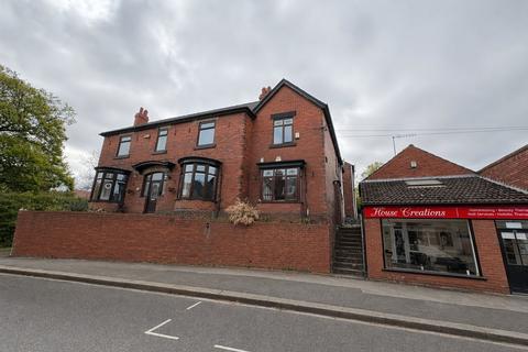 3 bed property, in High Street, £155,000