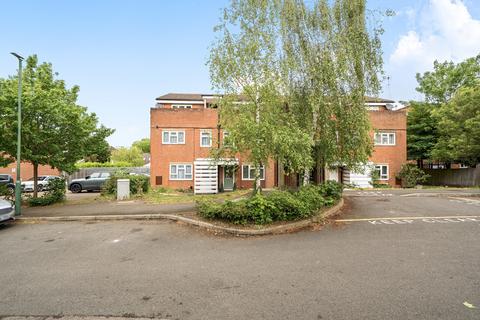 2 bed property, in Woodbourne Gardens, £300,000