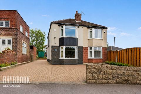 2 bed property, in Hollinsend Road, £170,000