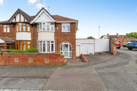3 bed property, in Peters Drive, £370,000