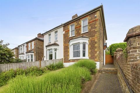 3 bed property, in Hughenden Road, £375,000