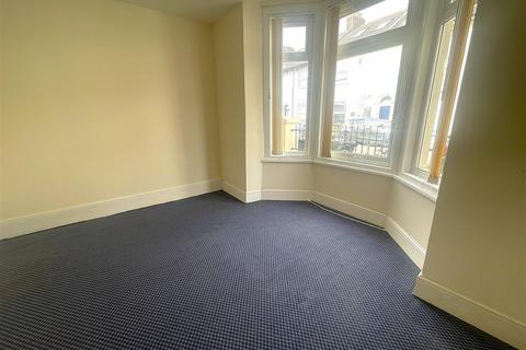 5 bed property, in Hudson Road, £295,000
