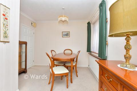 3 bed property, in Greenway, £325,000