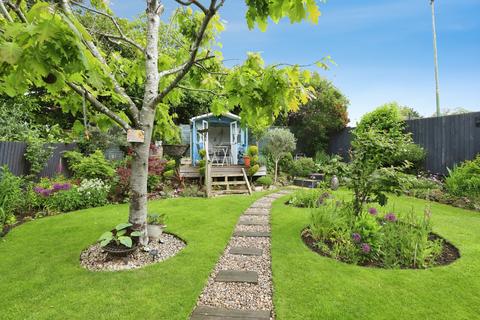 5 bed property, in Hartland Drive, £390,000
