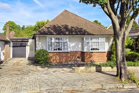 2 bed property, in Felstead Road, £695,000