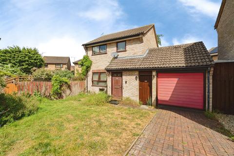 3 bed property, in Honeysuckle Close, £280,000