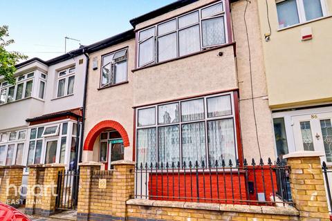 3 bed property, in Kitchener Road, £550,000