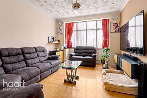 3 bed property, in Kitchener Road, £550,000