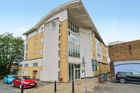 1 bed property, in Dukes Court, £200,000