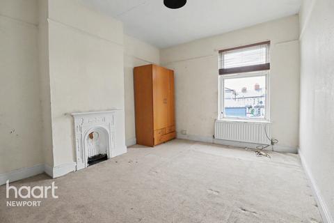 1 bed property, in Corporation Road, £90,000