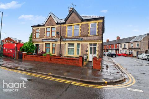 1 bed property, in Corporation Road, £90,000